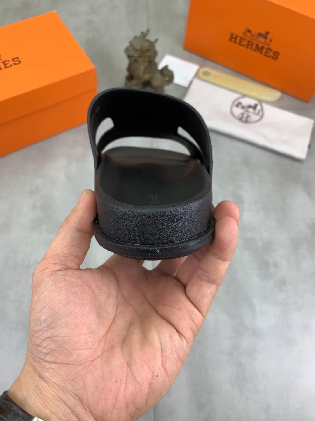 Men's shoes 💰P440 New [HERMES] high-end quality new Hermès slippers, made of imported calfskin, wear-resistant and non-slip rubber outsole. Fashionable and elegant code number: 39-44 (38 45 46 customized)